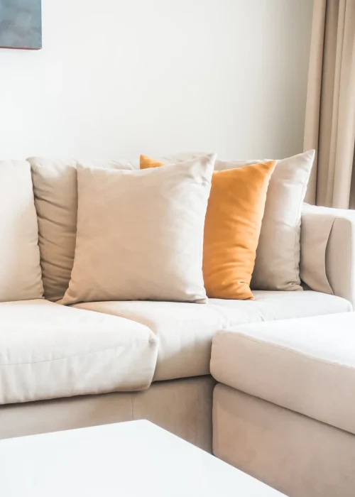 Accesorios y complementos para sofás que completan tu salón